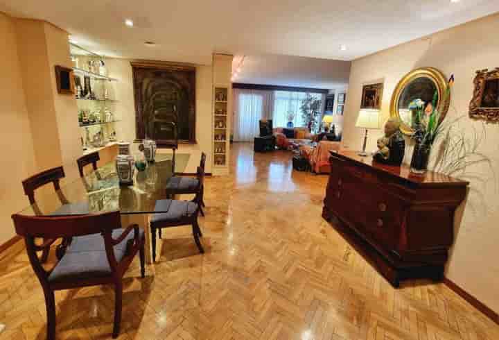 Apartment for sale in Embajadores