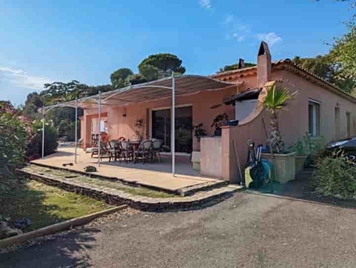 Дом для продажи в Roquebrune-sur-Argens