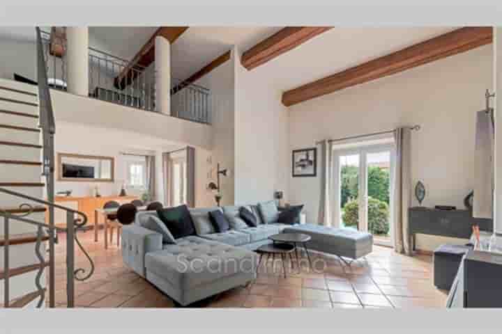 Дом для продажи в Roquebrune-sur-Argens