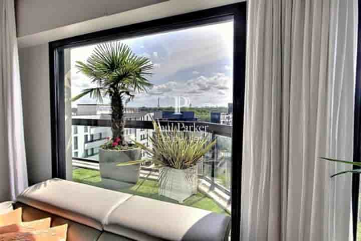 Apartment for sale in Suresnes