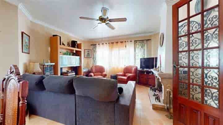 House for sale in Charneca De Caparica