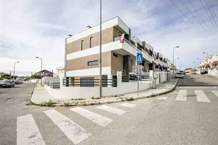 Haus zum Verkauf in Charneca De Caparica