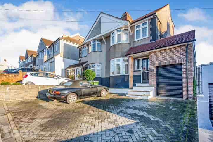 House for sale in Dorset Avenue‚  Welling‚ DA16