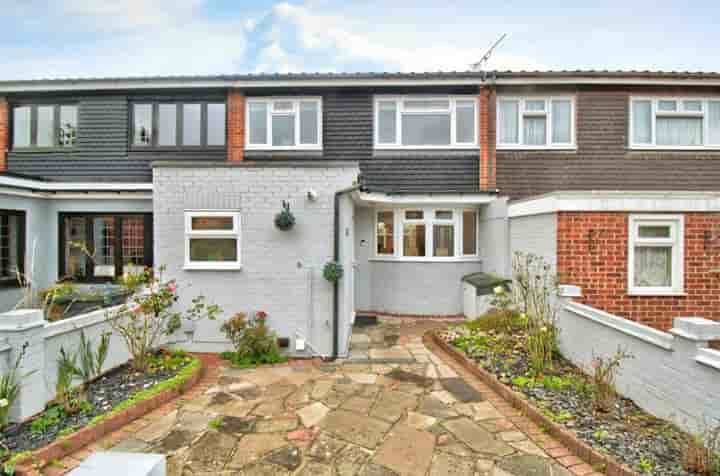 House for sale in Hamilton Drive‚  Romford‚ rm3