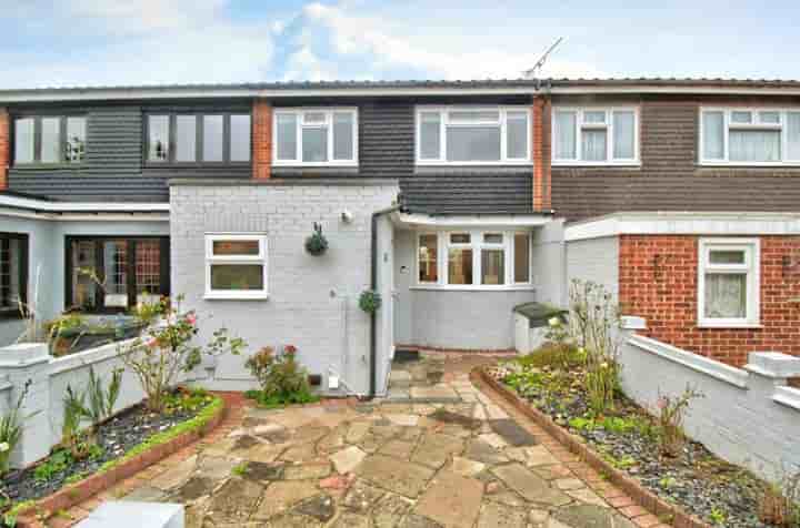 Casa para venda em Hamilton Drive‚  Romford‚ rm3