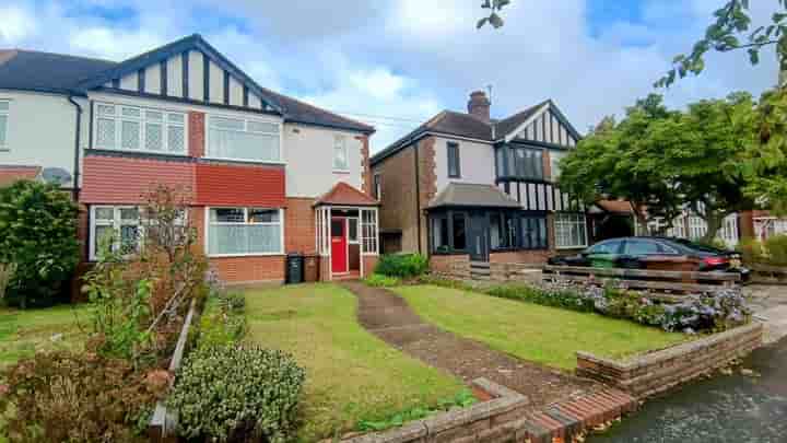 Casa para venda em Salcombe Drive‚  Chadwell Heath‚ RM6