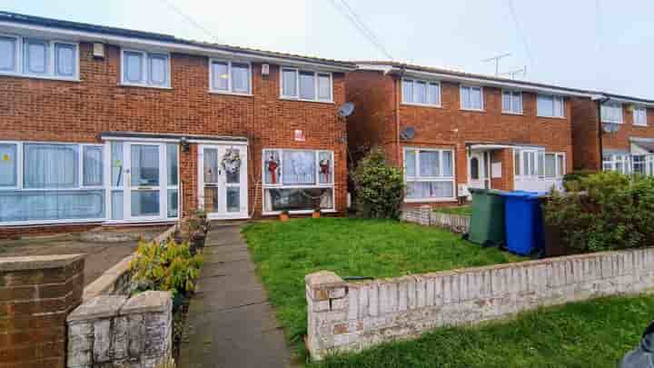 Casa para venda em Mill Road‚  South Ockendon‚ RM15