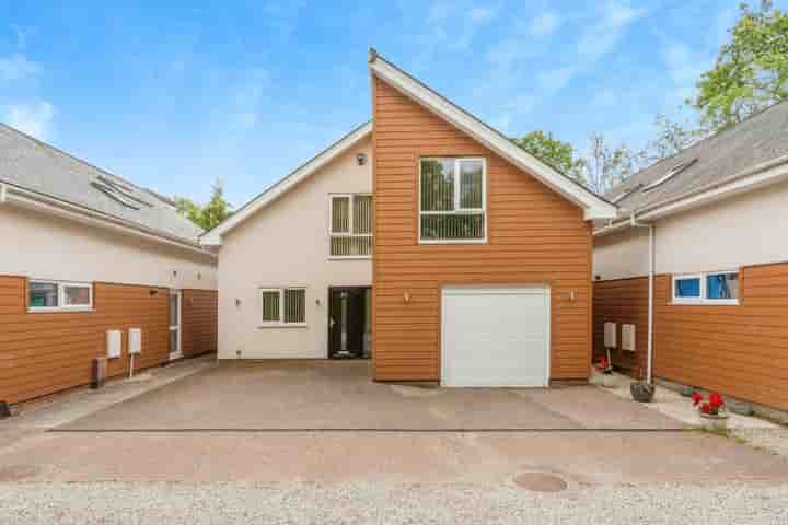 Casa para venda em Portsmouth Road‚  Waterlooville‚ PO8