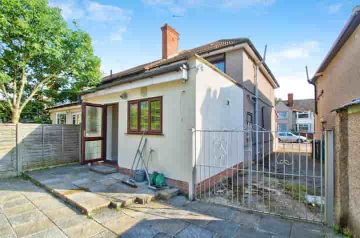 Casa para venda em First Avenue‚  Dagenham‚ RM10