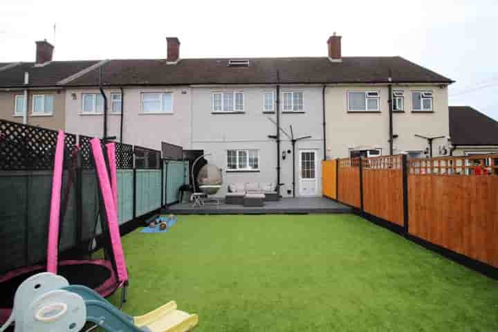 Casa para venda em Araglen Avenue‚  South Ockendon‚ RM15