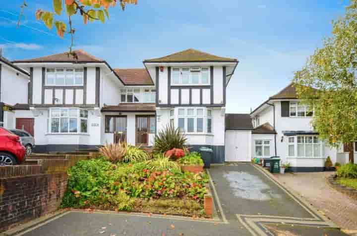 Casa para venda em Hillcroft Crescent‚  Watford‚ WD19