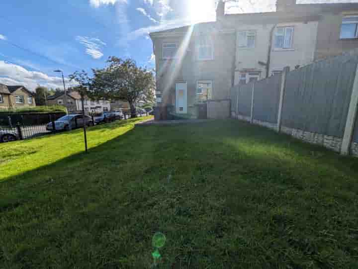 House for sale in Dalcross Grove‚  Bradford‚ BD5