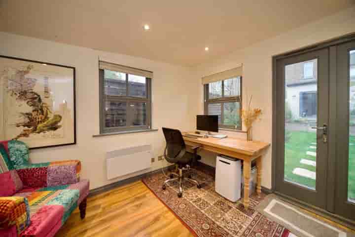 Apartment for sale in New River Crescent‚  London‚ N13