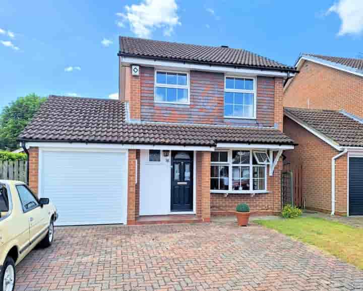 House for sale in Tyler Gardens‚  Addlestone‚ KT15