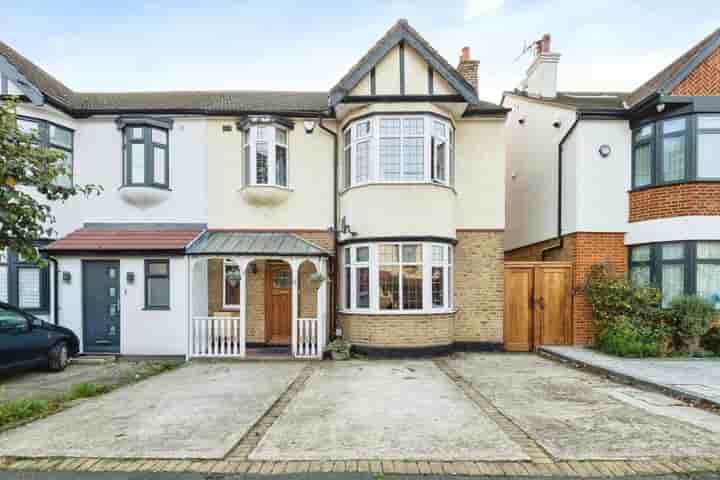 Casa para venda em Linden Street‚  Romford‚ RM7