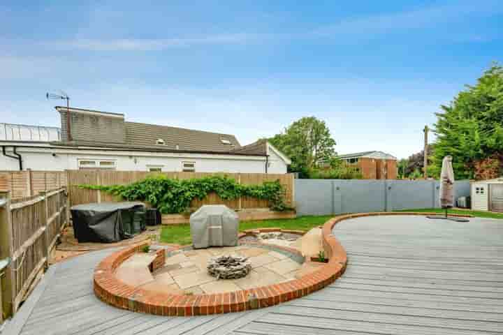 House for sale in Brighton Road‚  Horley‚ RH6