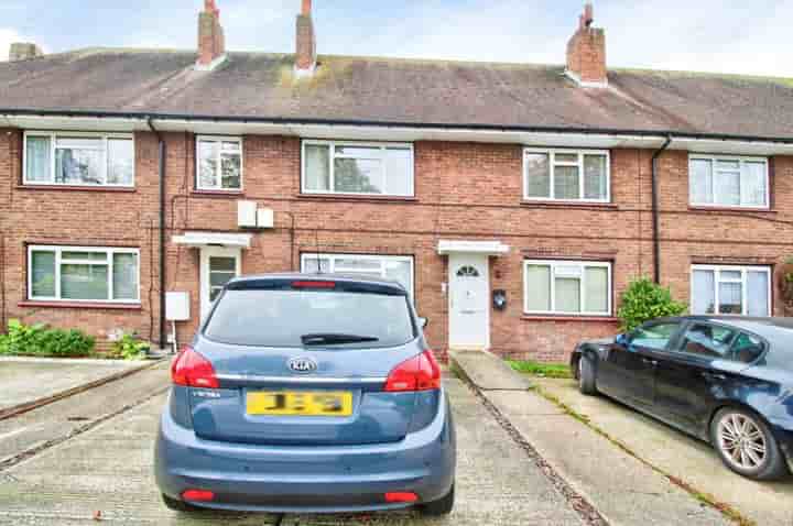 Casa para venda em Chase Cross Road‚  Romford‚ RM5