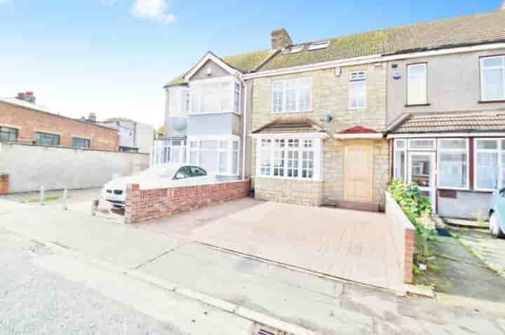 House for sale in Knightsbridge Gardens‚  Romford‚ RM7