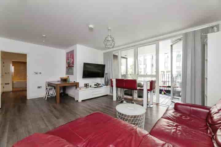 Apartment for sale in Honour Lea Avenue‚  London‚ E20