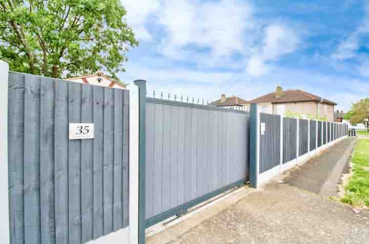 House for sale in Cherry Tree Lane‚  Rainham‚ RM13