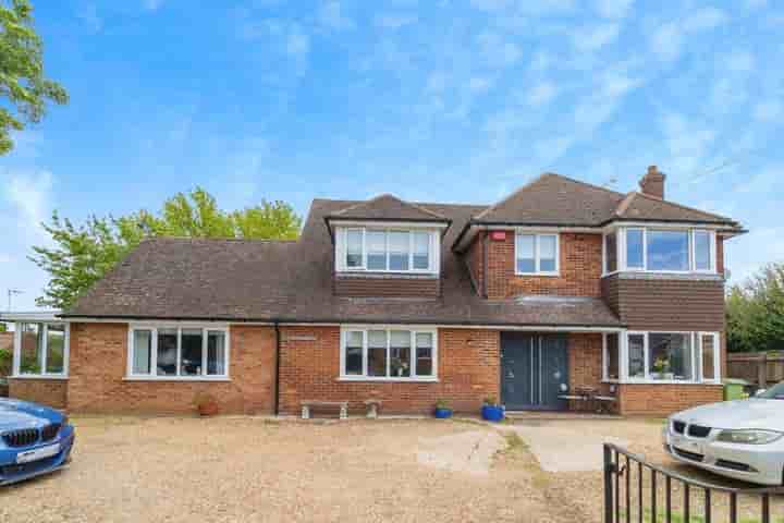 Casa para venda em Stoke Road‚  Milton Keynes‚ MK2