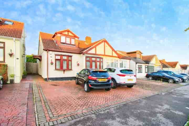 Haus zum Verkauf in Geoffrey Avenue‚  Romford‚ RM3