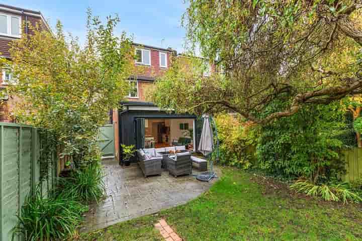 Casa para venda em Birchmead Avenue‚  Pinner‚ HA5