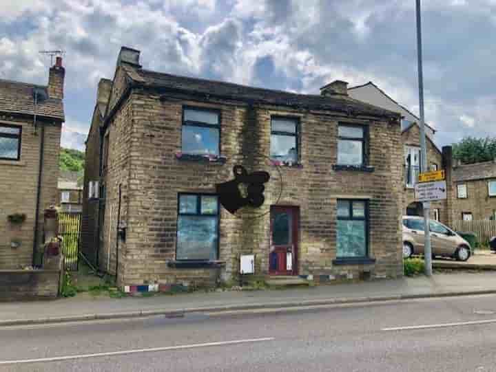 Haus zum Verkauf in Wakefield Road‚  Huddersfield‚ HD5