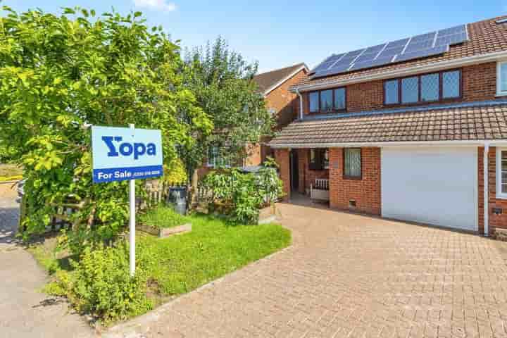 House for sale in Sampshill Road‚  Bedford‚ MK45