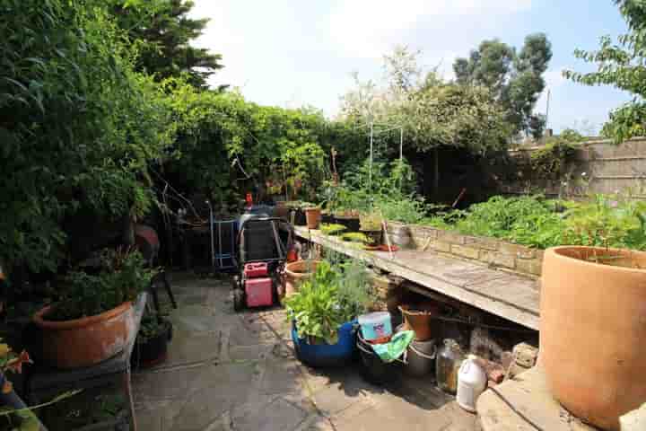 House for sale in Hall Avenue‚  South Ockendon‚ RM15