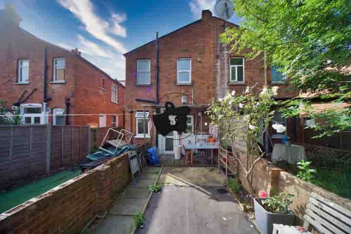 Casa para venda em Furness Road‚  London‚ NW10