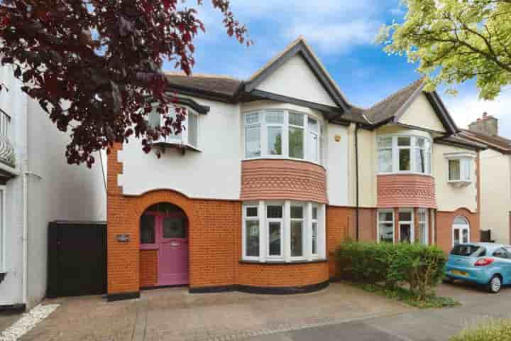 Дом для продажи в Fernleigh Drive‚  Leigh-on-sea‚ SS9