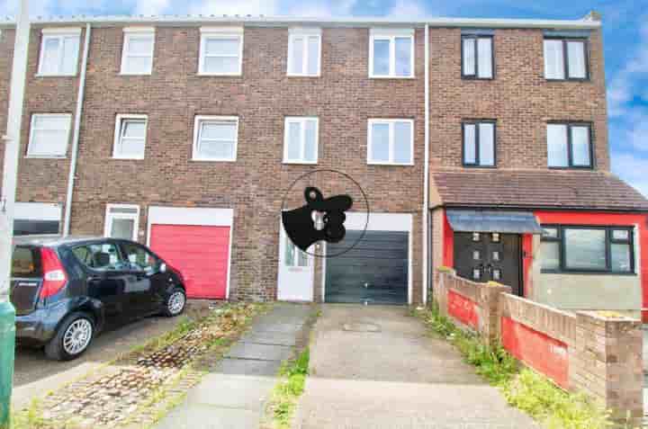 House for sale in Lucerne Way‚  Romford‚ RM3