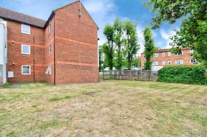 Apartamento para venda em Matthews Close‚  Romford‚ RM3