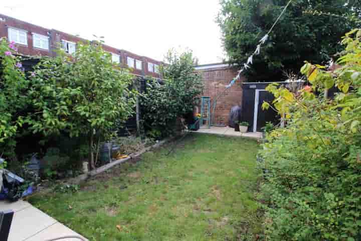 Casa para venda em Pemberton Gardens‚  Romford‚ RM6