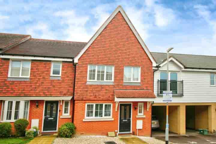 House for sale in Isles Quarry Road‚  Sevenoaks‚ TN15