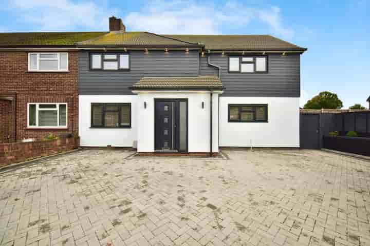 House for sale in Rookery Crescent‚  Rochester‚ ME3