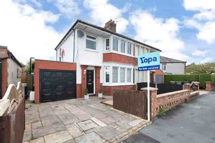 Дом для продажи в Rossall Drive‚  Preston‚ PR2