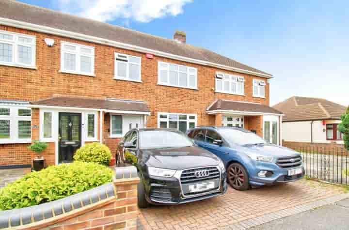 Casa para venda em Ford Lane‚  Rainham‚ RM13