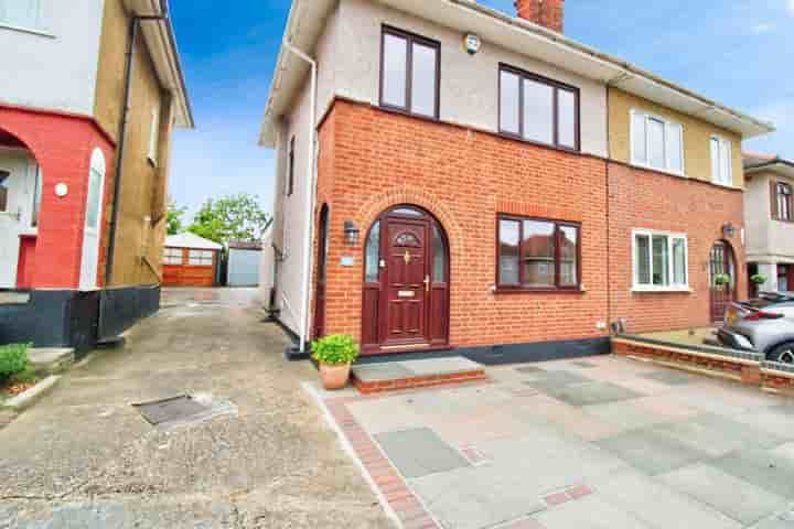 Casa para venda em Dominion Drive‚  Romford‚ RM5