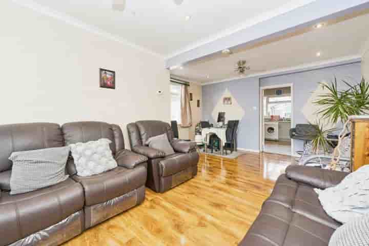 House for sale in Bedwell Gardens‚  Hayes‚ UB3