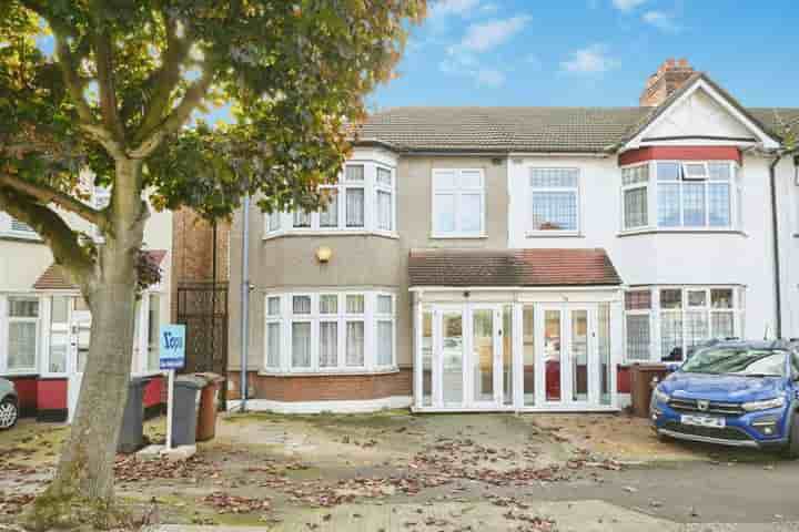 Casa para venda em Burlington Gardens‚  Romford‚ RM6