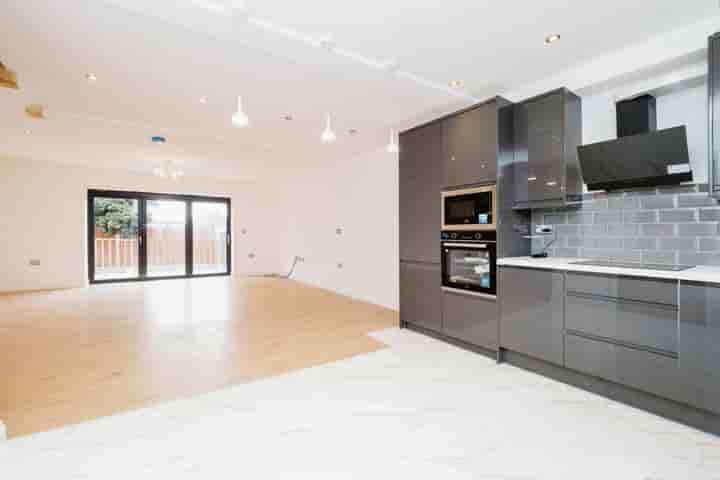 House for sale in Berwick Pond Close‚  Rainham‚ RM13