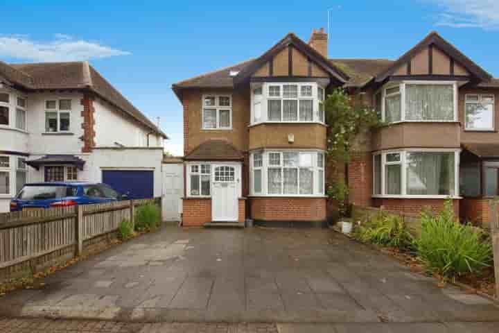 Casa para venda em Carlton Avenue East‚  Wembley‚ HA9