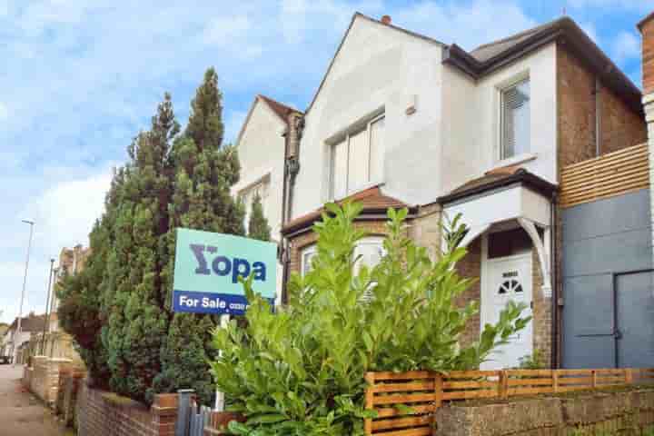 House for sale in Bowes Road‚  London‚ N11