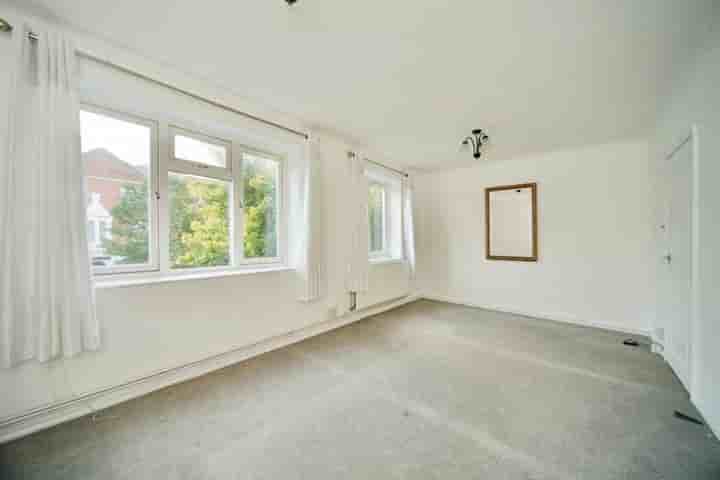 Apartment for sale in Broadfield, Broadfield Gardens‚  London‚ nw6