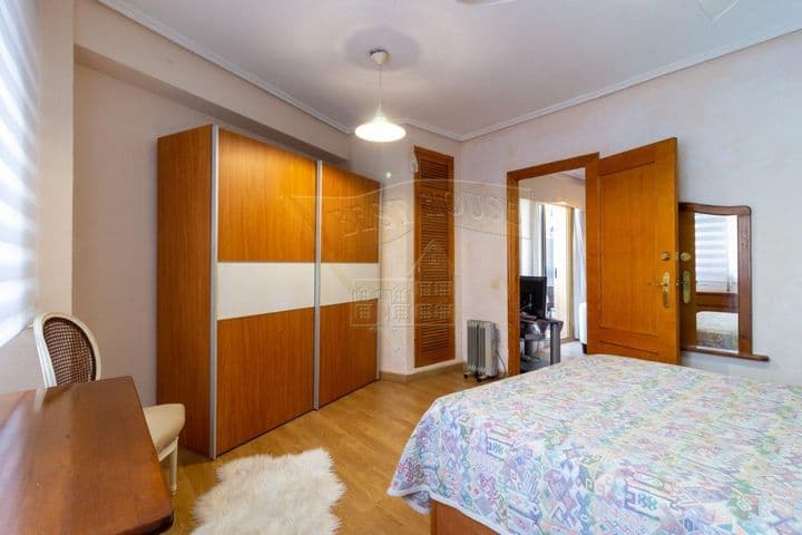 3 bedrooms apartment for rent in En Corts, Spain - Image 11