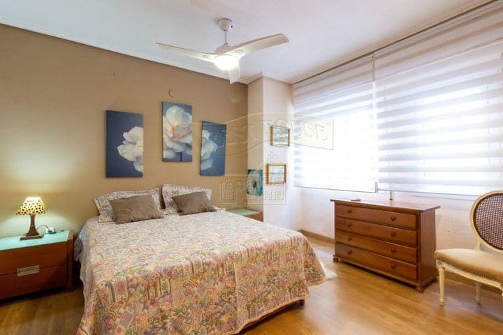 3 bedrooms apartment for rent in En Corts, Spain - Image 10