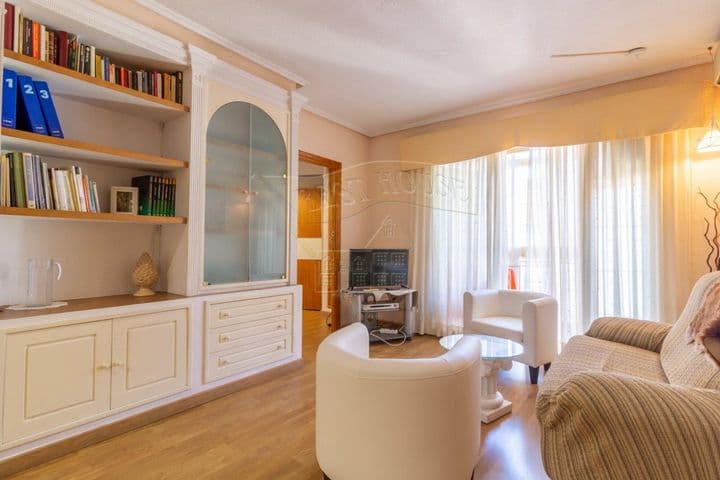 3 bedrooms apartment for rent in En Corts, Spain - Image 4