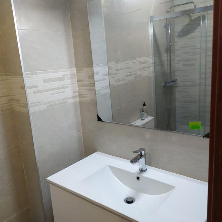 3 bedrooms apartment for rent in Santiago de Compostela, Spain - Image 8